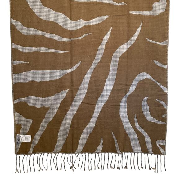 Cabi 4268 Tigress Blanket Scarf Womens One Size Winter White & Camel Soft Fringe - Picture 7 of 9